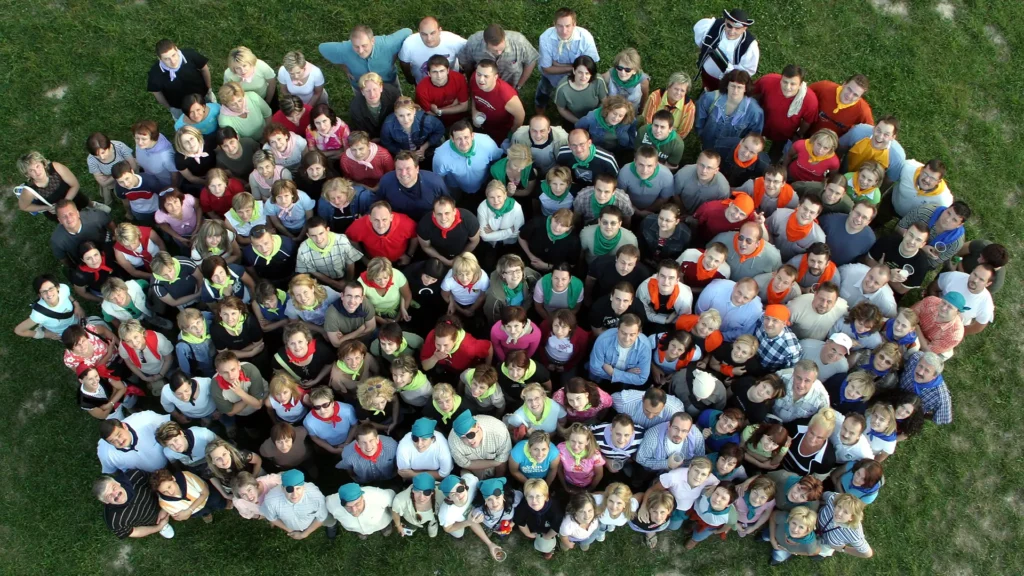 imprezy integracyjne dla firm – uczestnicy biorący udział w grach i aktywnościach zespołowych