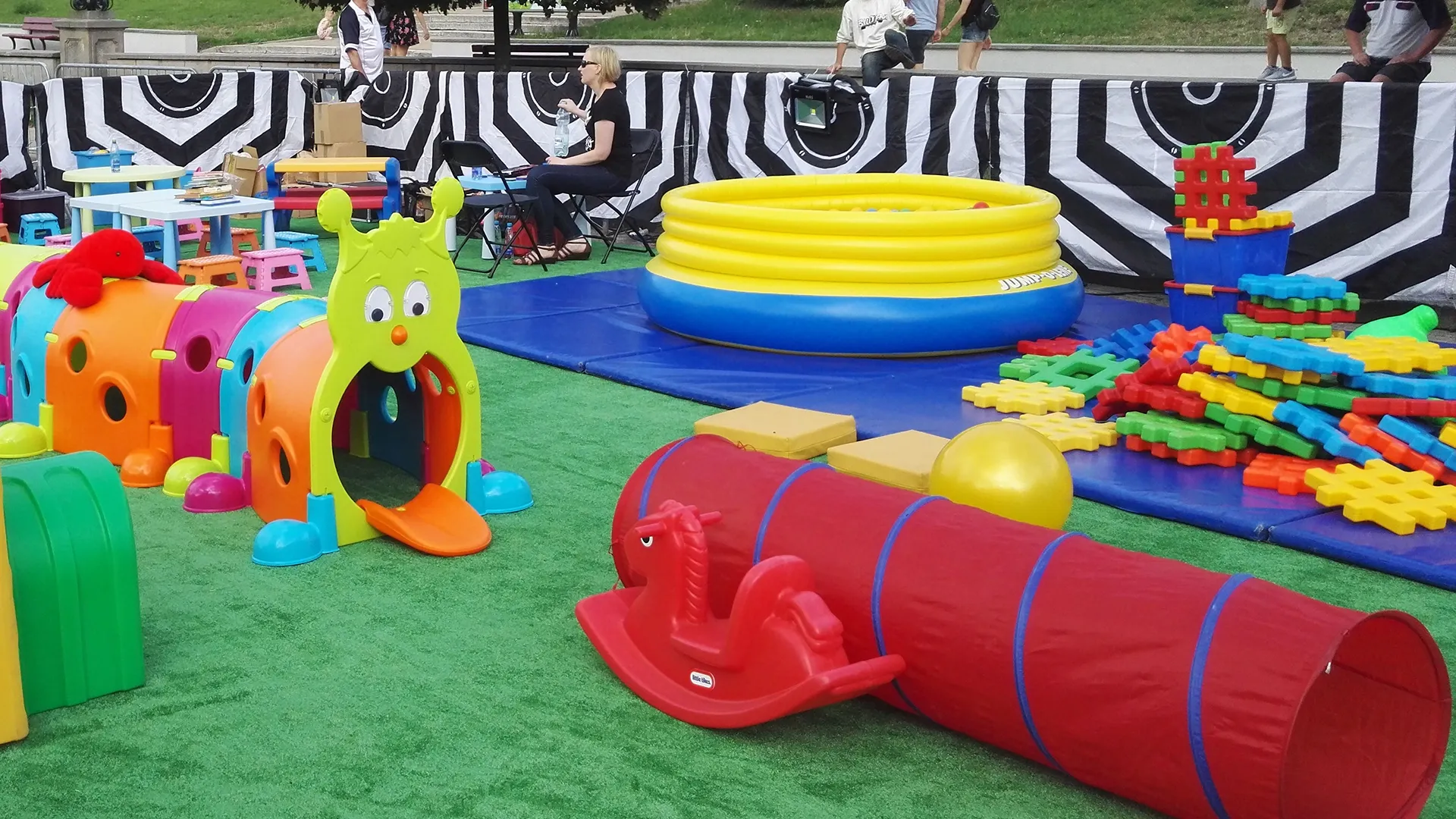 atrakcje dla dzieci na pikniku firmowym – strefa zabaw, animacje i aktywności dla najmłodszych