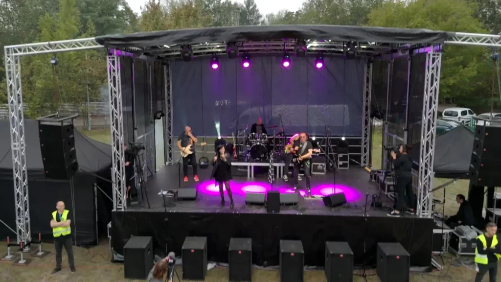 zaplecze techniczne, nagłośnienie i oświetlenie estradowe, scena, ściany LED, namioty